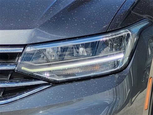 Used 2022 Volkswagen Tiguan SE w/ Panoramic Sunroof Package image 36