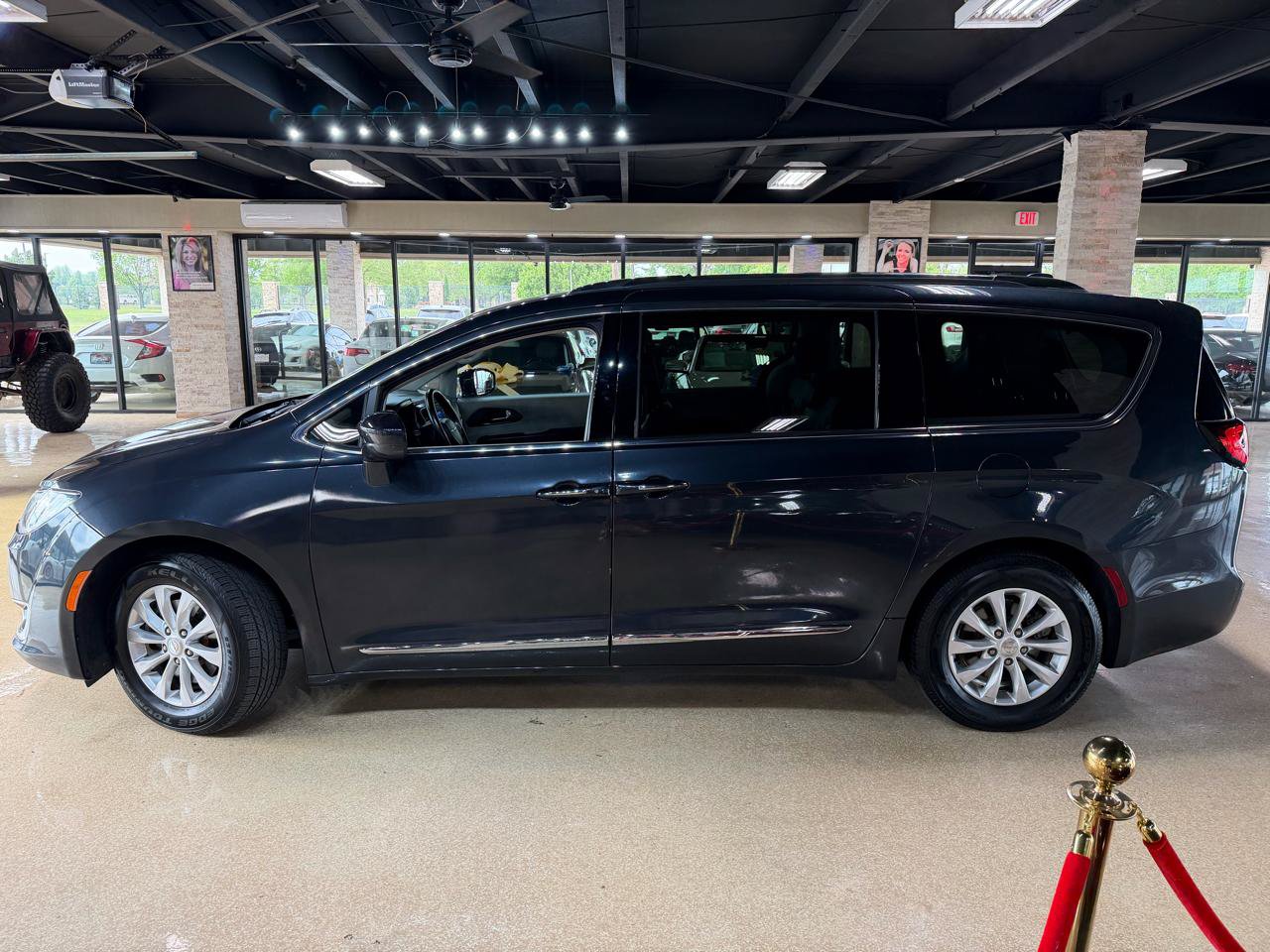 Used 2019 Chrysler Pacifica Touring-L FWD image 4