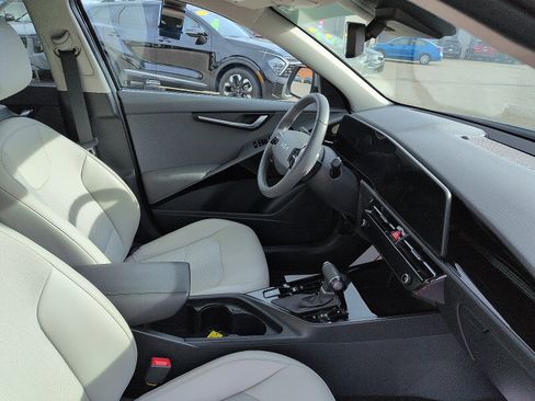 Used 2025 Kia Niro EX image 7