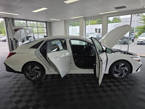New 2026 Hyundai Elantra Limited FWD image 14