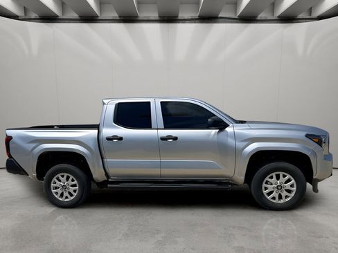 Used 2025 Toyota Tacoma SR AWD/4WD image 4