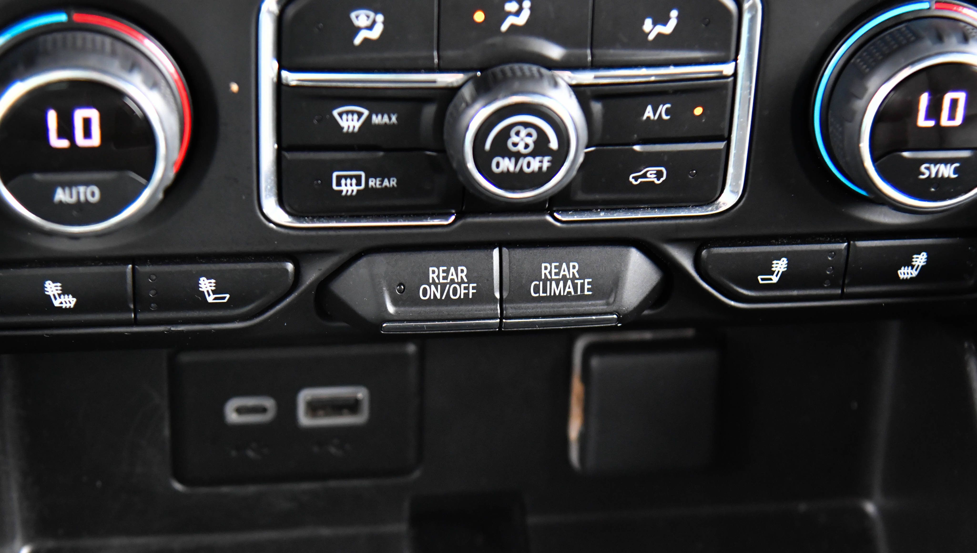 Used 2023 Chevrolet Suburban RST w/ Luxury Package AWD/4WD image 33