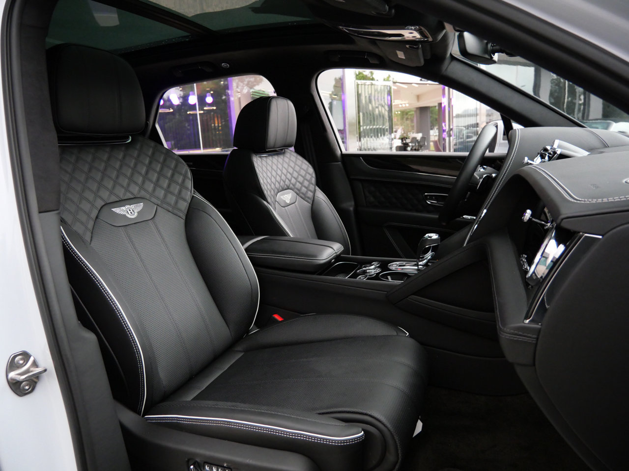 Used 2023 Bentley Bentayga AWD/4WD image 24