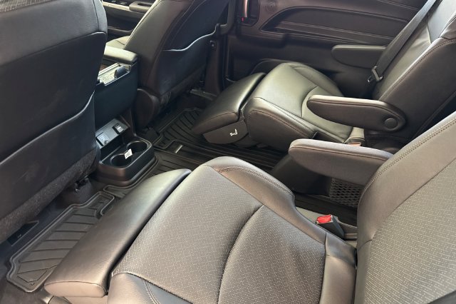 Used 2026 Toyota Sienna Limited FWD image 8