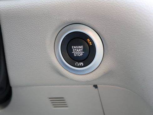 Used 2023 Chrysler Pacifica Touring-L image 26