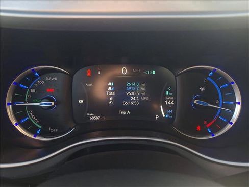 Used 2024 Chrysler Pacifica Limited image 11