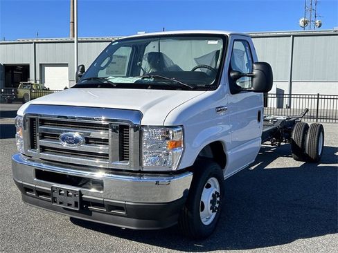 New 2024 Ford E-450 and Econoline 450 Super Duty w/ Power Windows & Locks Group image 6
