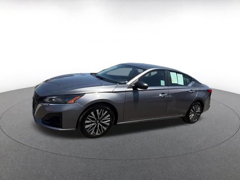 Used 2025 Nissan Altima 2.5 SV FWD image 8