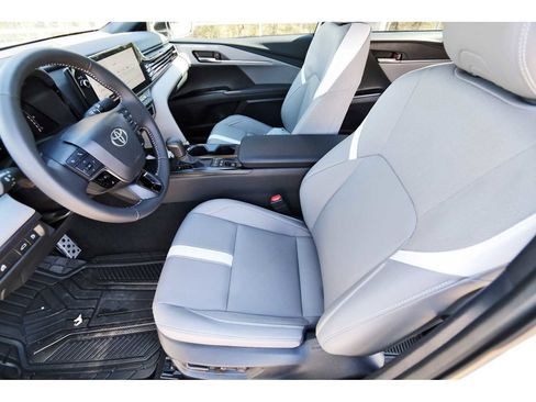 Used 2025 Toyota Camry SE image 11