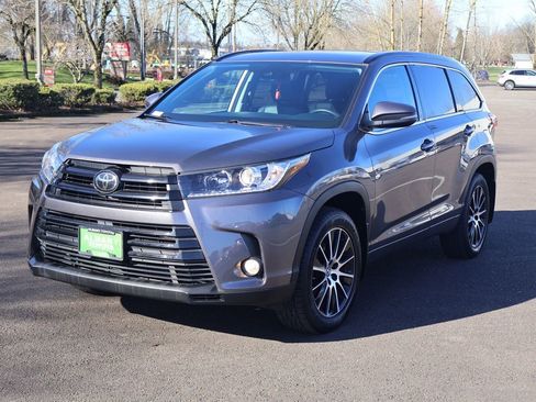 Used 2018 Toyota Highlander SE image 11