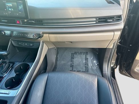 Used 2025 Kia Carnival EX FWD image 18