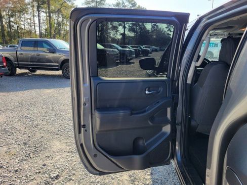 Used 2025 Nissan Frontier SV image 25