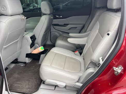 Used 2021 GMC Acadia SLT w/ Preferred Package image 10