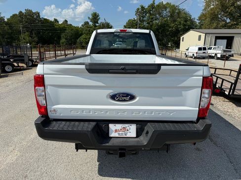 Used 2022 Ford F250 XL w/ Power Equipment Group RWD image 4