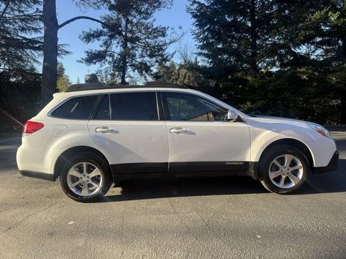 Used 2014 Subaru Outback 2.5i Limited w/ Moonroof Package image 4