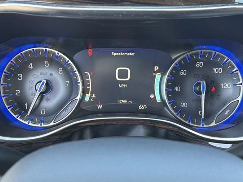 Used 2024 Chrysler Pacifica Limited FWD image 32