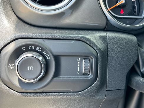 Used 2023 Jeep Wrangler Unlimited Sahara w/ LED Lighting Group AWD/4WD image 28
