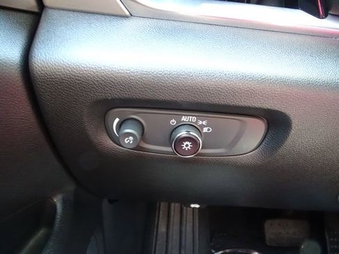 Used 2022 Chevrolet Traverse LT FWD image 22