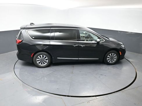 Used 2023 Chrysler Pacifica Limited FWD image 43