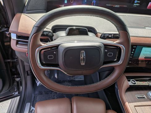 Used 2025 Lincoln Navigator Reserve image 17