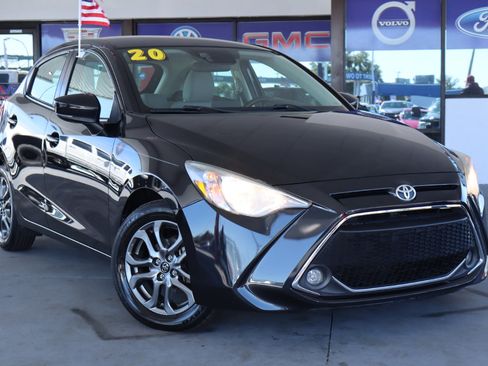 Used 2020 Toyota Yaris LE image 2