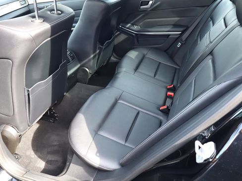 Used 2014 Mercedes-Benz E 250 BlueTEC Sedan image 22