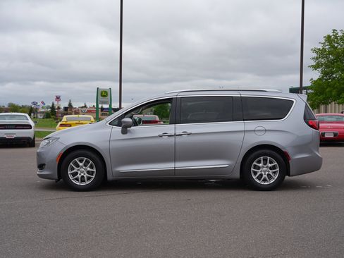 Used 2020 Chrysler Pacifica Touring-L FWD image 6
