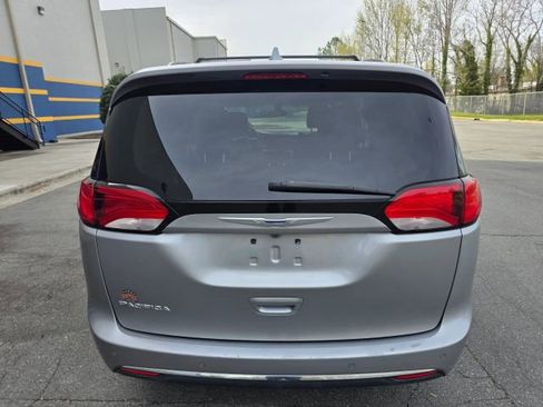 Used 2017 Chrysler Pacifica Touring-L image 6