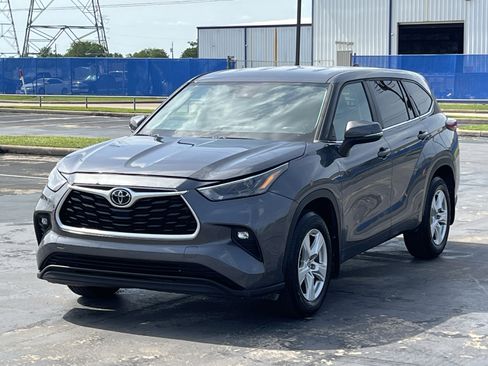 Used 2023 Toyota Highlander LE FWD image 3