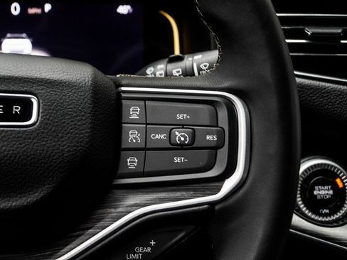 Used 2024 Jeep Wagoneer L Series II w/ Flexible Seating Group image 27