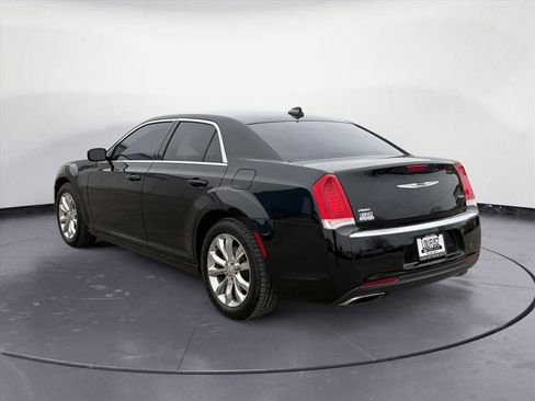 Used 2017 Chrysler 300 Limited image 4