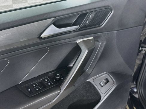 Used 2022 Volkswagen Tiguan SE w/ Panoramic Sunroof Package AWD/4WD image 11