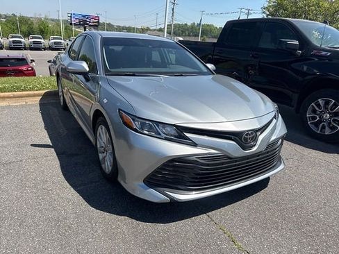 Used 2020 Toyota Camry LE image 3