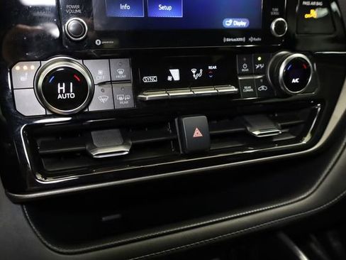 Used 2021 Toyota Highlander XLE image 23