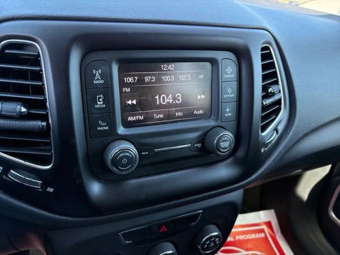 Used 2018 Jeep Compass Latitude image 27