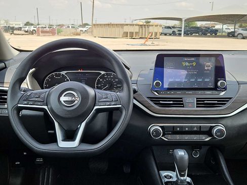 Used 2024 Nissan Altima 2.5 SV FWD image 14
