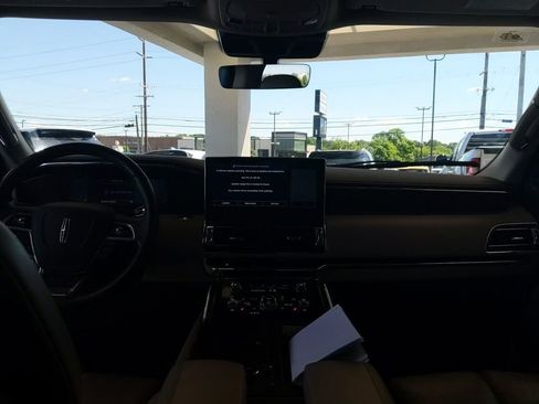 Used 2023 Lincoln Navigator Reserve AWD/4WD image 16
