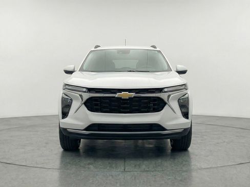 Used 2025 Chevrolet Trax LT w/ LT Convenience Package image 2