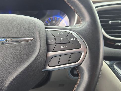 Used 2017 Chrysler Pacifica Touring-L w/ Tire & Wheel Group image 27