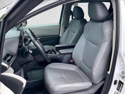 Used 2024 Toyota Sienna XLE w/ XLE Plus Package FWD image 27