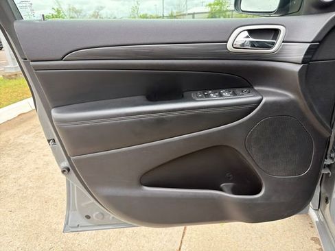 Used 2020 Jeep Grand Cherokee Altitude image 12