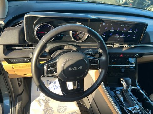 Used 2022 Kia Carnival EX image 11