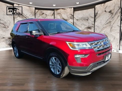 Used 2018 Ford Explorer XLT w/ Equipment Group 202A AWD/4WD image 3