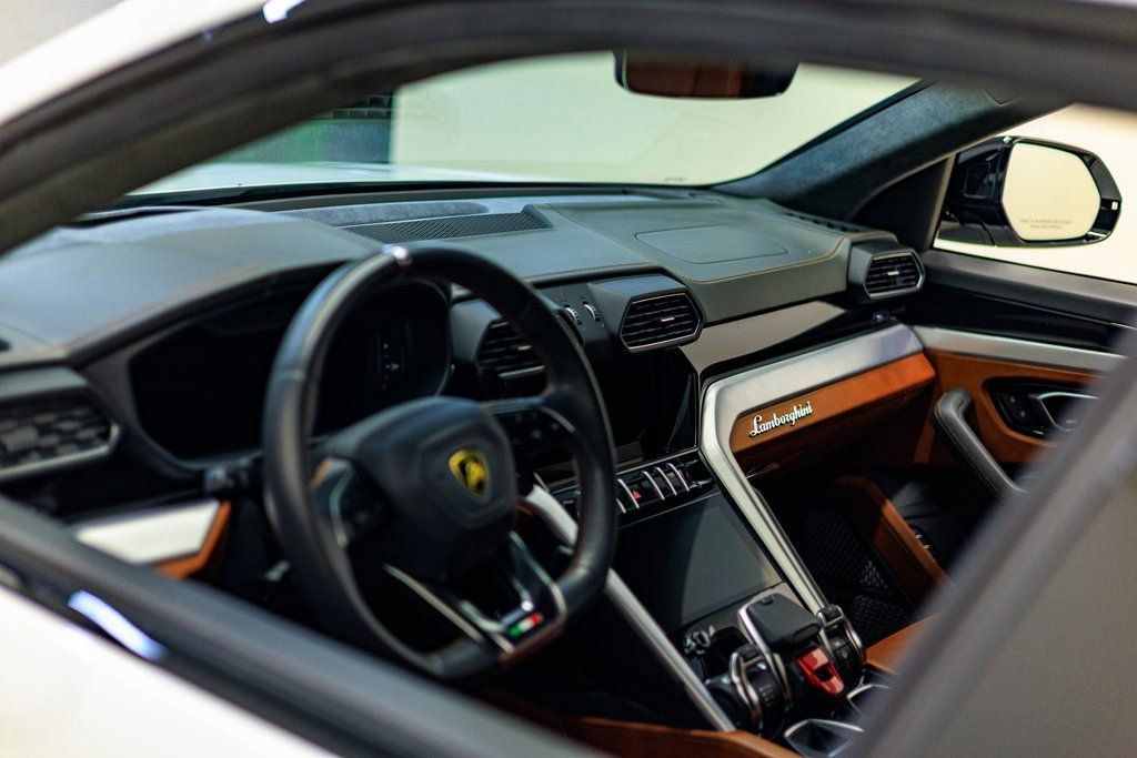 Used 2021 Lamborghini Urus AWD/4WD image 19