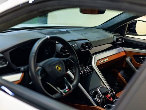 Used 2021 Lamborghini Urus AWD/4WD image 19