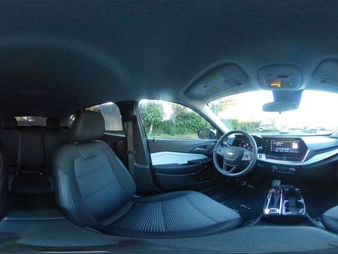 Used 2025 Chevrolet Trax LT image 40