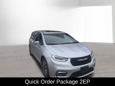 Used 2022 Chrysler Pacifica Limited w/ Uconnect Theater Family Group FWD image 4