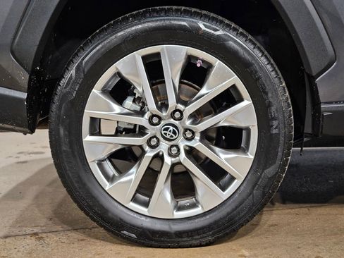 Used 2019 Toyota RAV4 Limited w/ Cold Weather Package FWD image 17