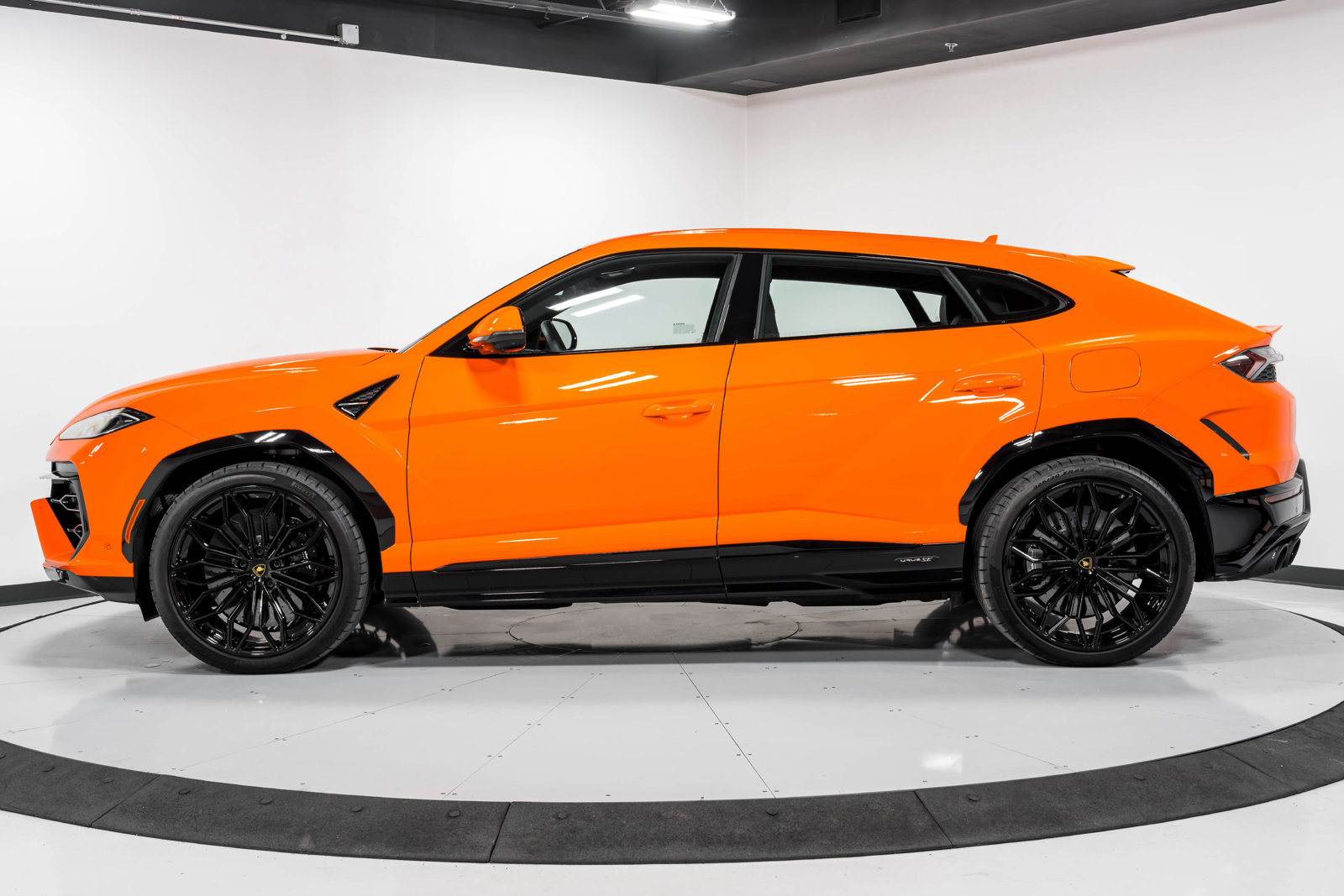Used 2025 Lamborghini Urus SE AWD/4WD image 6