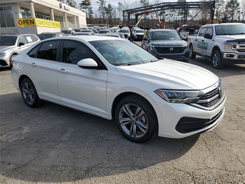 Certified 2023 Volkswagen Jetta SE image 3